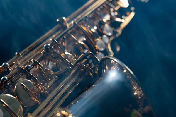 Saxofone alto brilhante dourado sobre fundo preto com fumaça. espaço de cópia — Fotografia de Stock