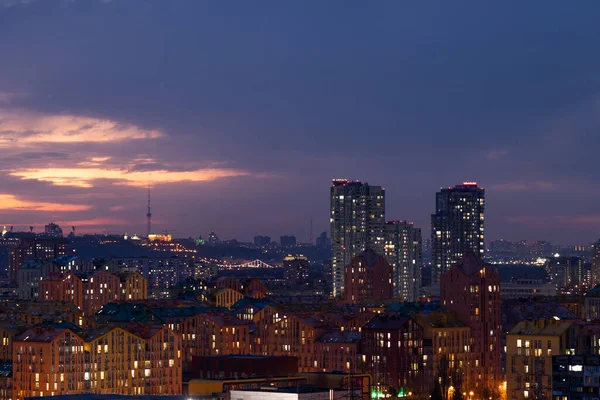 日落时彩色住宅的空中拍摄.乌克兰基辅的房地产和住房。舒适的小镇 — 图库照片