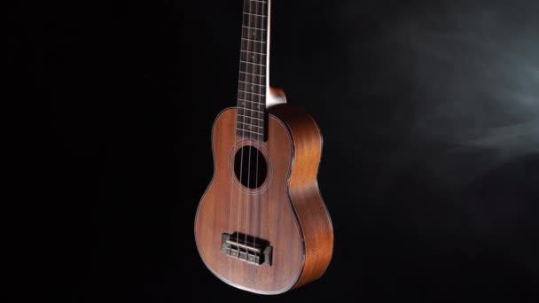 夏威夷红杉吉他，在黑色背景下与烟雾隔离 — 图库视频影像