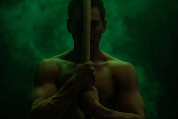 Siyahın üzerinde Cord Lisse olan kaslı bir sirk sanatçısı.