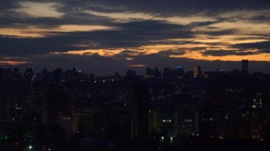 Gün batımında renkli binaların hava görüntüleri. Ukrayna, Kyiv 'de emlak ve konut. güvenli kasaba 