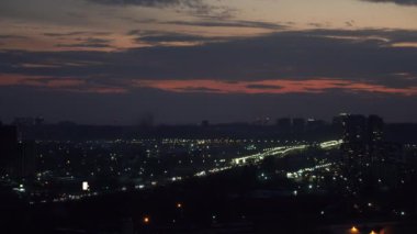 Gün batımında renkli binaların hava görüntüleri. Ukrayna, Kyiv 'de emlak ve konut. güvenli kasaba 