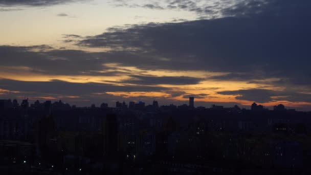 Luchtfoto van kleurrijke woongebouwen tijdens zonsondergang. Onroerend goed en huisvesting in Kiev, Oekraïne. comfortstad — Stockvideo
