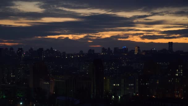 Tiro aéreo de edifícios residenciais coloridos durante o pôr do sol. Imobiliário e habitação em Kiev, Ucrânia. conforto cidade — Vídeo de Stock