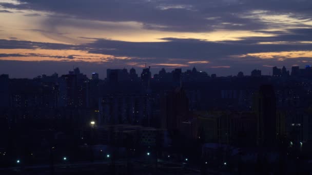 Tiro aéreo de edifícios residenciais coloridos durante o pôr do sol. Imobiliário e habitação em Kiev, Ucrânia. conforto cidade — Vídeo de Stock