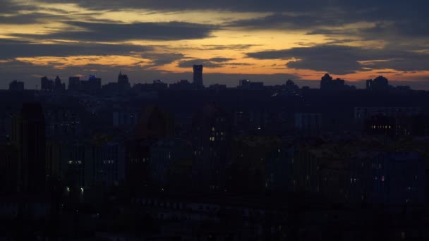 Scatto aereo di edifici residenziali colorati durante il tramonto. Immobiliare e alloggi a Kiev, Ucraina. comfort città — Video Stock