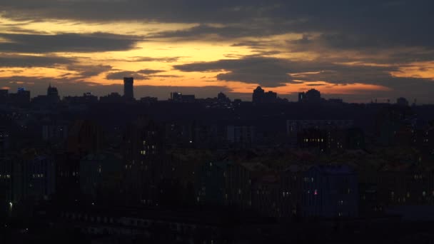 日没時のカラフルな住宅建築物の空中ショット。ウクライナ共和国キエフに不動産と住宅。慰めの町 — ストック動画