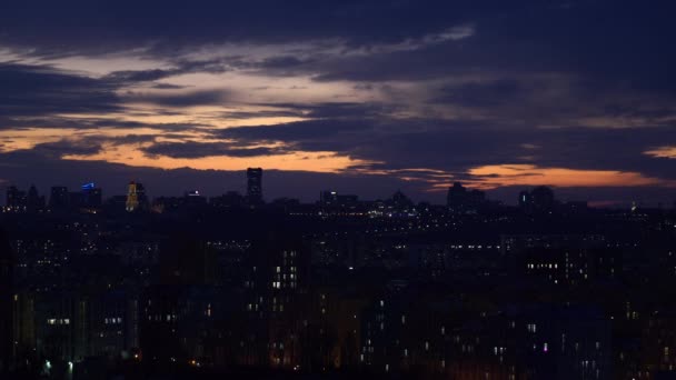 Tiro aéreo de edifícios residenciais coloridos durante o pôr do sol. Imobiliário e habitação em Kiev, Ucrânia. conforto cidade — Vídeo de Stock