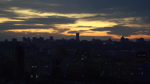 Letecký záběr barevných obytných budov při západu slunce. Nemovitosti a bydlení v Kyjevě, Ukrajina. komfortní město — Stock video