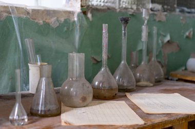 Ahşap masa üzerinde kimyasal laboratuvar Vintage donatım