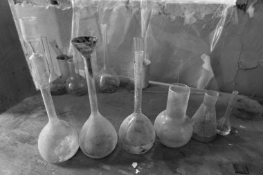 Ahşap masa üzerinde kimyasal laboratuvar Vintage donatım