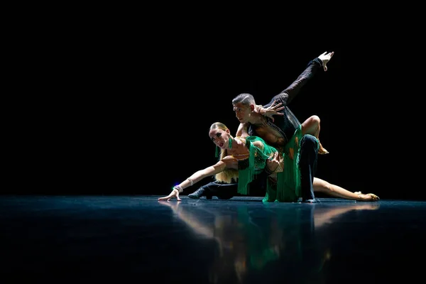 Salão de baile casal dança isolado no fundo preto — Fotografia de Stock