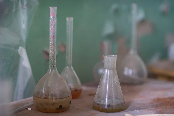 Урожайне обладнання хімічної лабораторії на дерев'яному столі — стокове фото