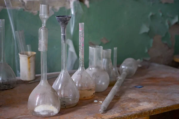 Equipo vintage de laboratorio químico en mesa de madera — Foto de Stock