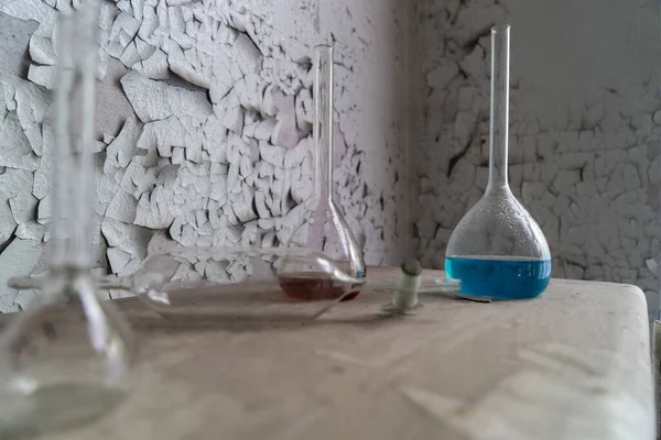 Equipamento vintage de laboratório químico na mesa de madeira — Fotografia de Stock