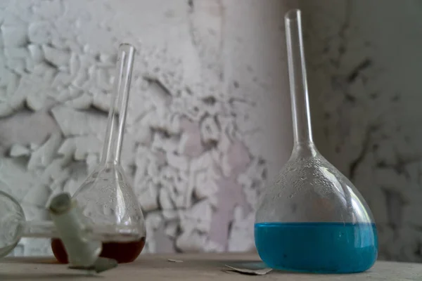 Equipo vintage de laboratorio químico en mesa de madera — Foto de Stock