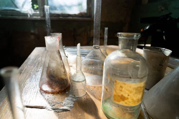 Équipement vintage de laboratoire chimique sur table en bois — Photo
