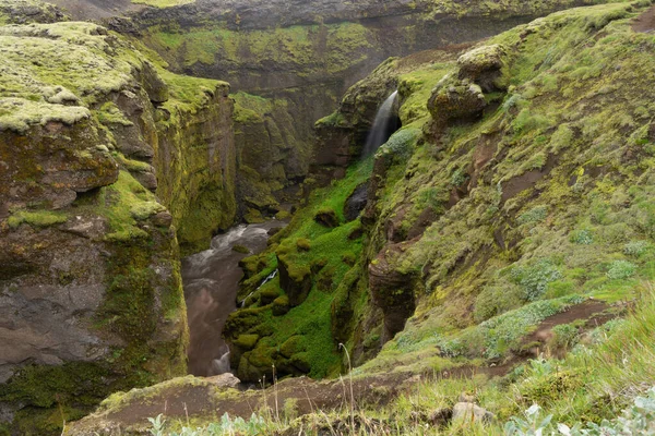 Krásná řeka s malým vodopádem na Islandu obklopená zeleným útesem — Stock fotografie