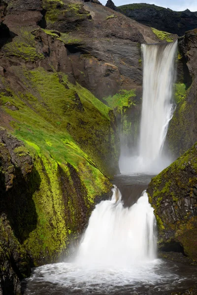 Bela cachoeira suave na Islândia durante o dia ensolarado — Fotografia de Stock