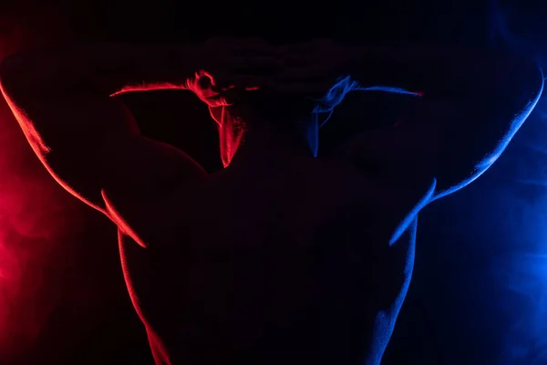 근육질의 남자가 검은 색 연기와 함께 격리 된 근육을 보이고 있다. 건강 한 생활 방식에 대한 개념 — 스톡 사진