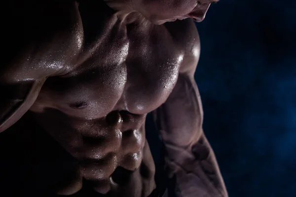 근육질의 남자는 검은 배경에 고립 된 근육을 보여 줍니다. 건강 한 생활 방식 — 스톡 사진
