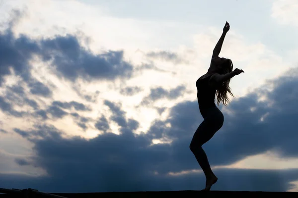 Bailarina joven sobre fondo de salida del sol al aire libre. Concepto de libertad y estilo de vida feliz — Foto de Stock