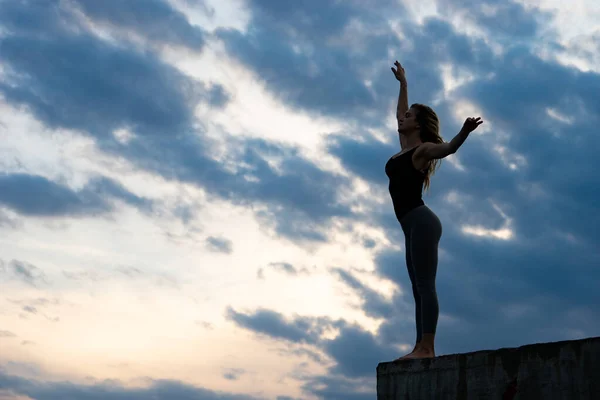 Bailarina joven sobre fondo de salida del sol al aire libre. Concepto de libertad y estilo de vida feliz — Foto de Stock