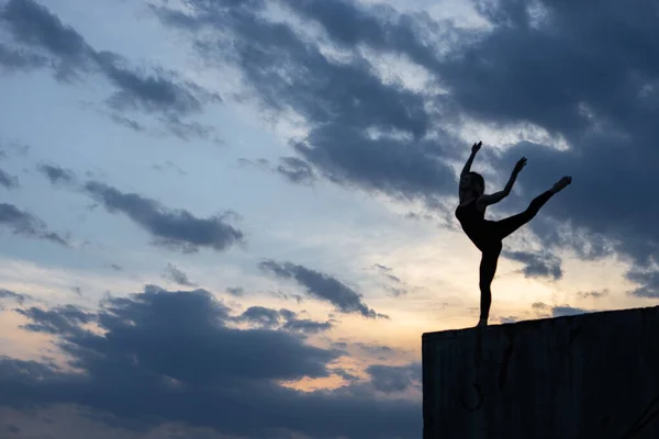 Young woman dancer on outdoor sunrise background. Concept of freedom, brave and happy lifestyle — Stock Photo, Image