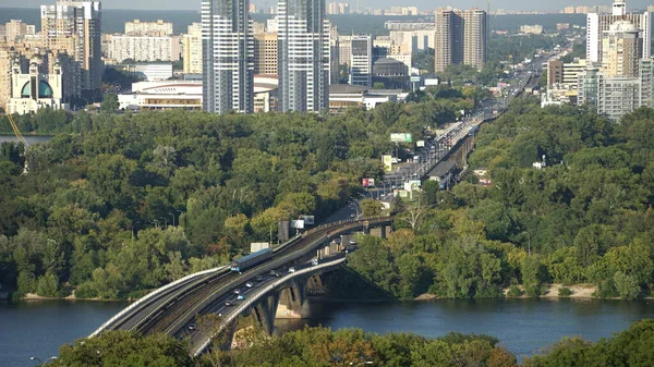 Κίεβο, Ουκρανία 21 May 2019 Γέφυρα του μετρό πάνω από τον ποταμό Dnipro στο Κίεβο, την πρωτεύουσα της Ουκρανίας — Φωτογραφία Αρχείου