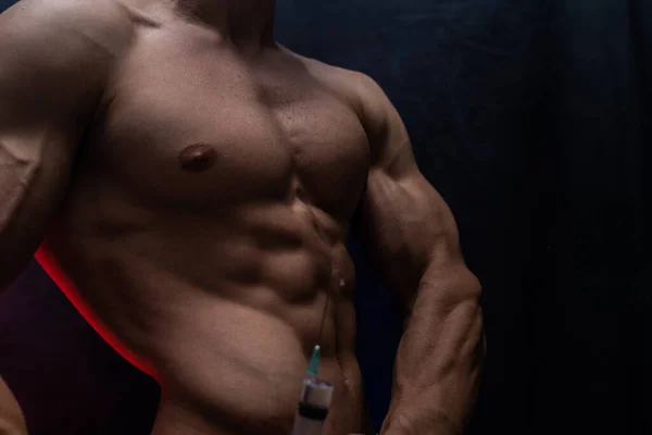 Bodybuilder met grote spuit met injectie. concept van steroïde in de sport en verslaving — Stockfoto