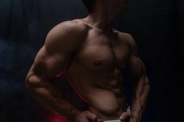 Gespierde man met spieren geïsoleerd op de zwarte achtergrond. Concept van bodybuilding en het creëren van uw lichaam in de sportschool — Stockfoto