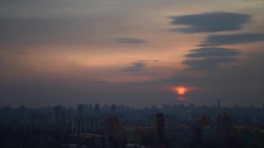 Dramatik günbatımında Kiev şehir manzarası. Ukrayna. güvenli kasaba 