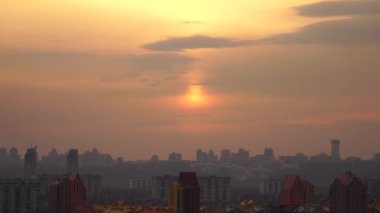Gün batımında Kiev 'de güneş batarken dramatik gökyüzüne karşı şehir manzarası