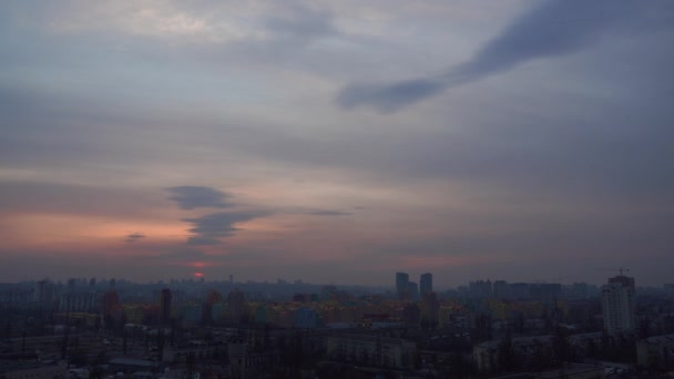 Κίεβο cityscape κατά τη διάρκεια δραματικό ηλιοβασίλεμα με καταπληκτικό cloudscape, Ουκρανία. — Αρχείο Βίντεο
