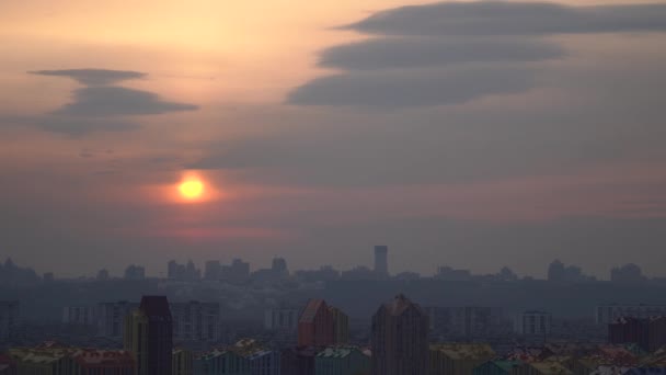 キエフの太陽が近づく日没時の劇的な空に対する都市 — ストック動画