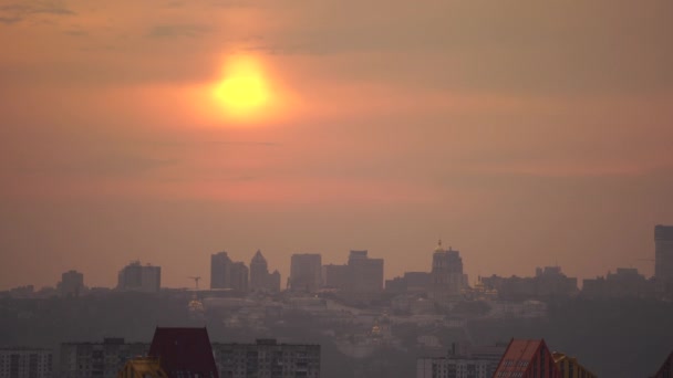 Paisaje urbano contra el cielo dramático durante la puesta del sol con el sol de cerca en Kiev — Vídeo de stock