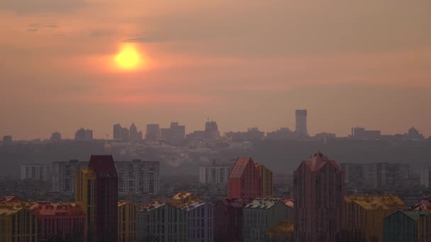 乌克兰基辅的城市景观在戏剧性的日落和令人惊奇的云彩景观中. — 图库视频影像