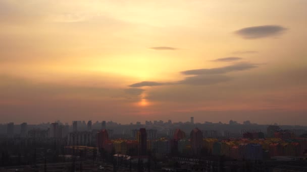 Kyjevská městská krajina během dramatického západu slunce s úžasnou oblačností, Ukrajina. — Stock video