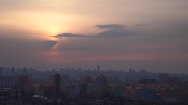 Paisaje urbano de Kiev durante el dramático atardecer. Ucrania. confort ciudad — Vídeo de stock