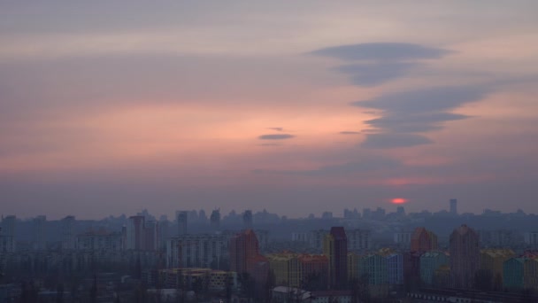 Kiev stadsbild under dramatisk solnedgång. Ukraina. tröststad — Stockvideo