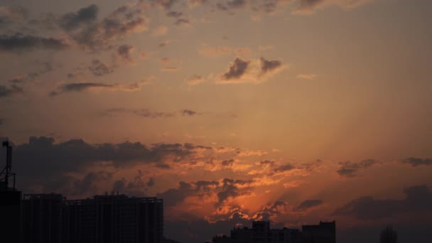 Silhueta urbana com um dramático pôr-do-sol nuvens laranja e disco solar — Vídeo de Stock