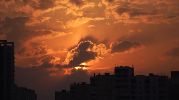 극적 인 일몰 오렌지 구름 과 태양 원반 이 있는 도시의 실루엣 — 비디오