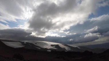 Gün batımında, İzlanda 'da, Fimmvorduhals yolunda buzul manzarası