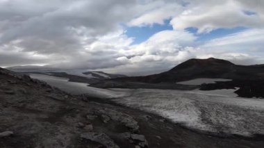 Gün batımında, İzlanda 'da, Fimmvorduhals yolunda buzul manzarası