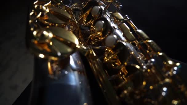 Saxofón alto dorado brillante con humo azul. Concepto de gracia y elegancia — Vídeos de Stock