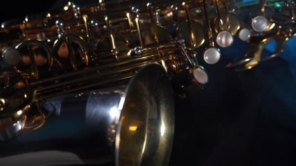 Saxofón alto dorado brillante con humo azul. Concepto de gracia y elegancia — Vídeos de Stock