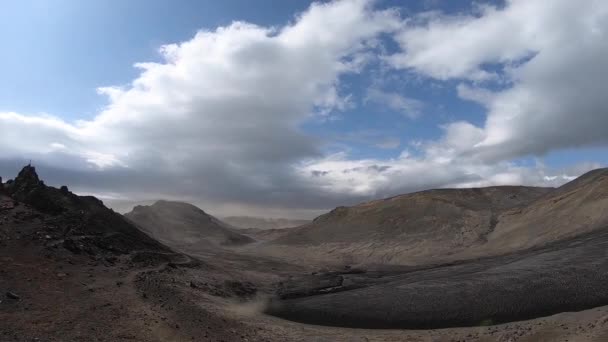 Volkanik manzara, Fimmvorduhals 'ın yürüyüş yolu üzerindeki kül fırtınası sırasında. İzlanda. Saniyede 30 metreye kadar. — Stok video