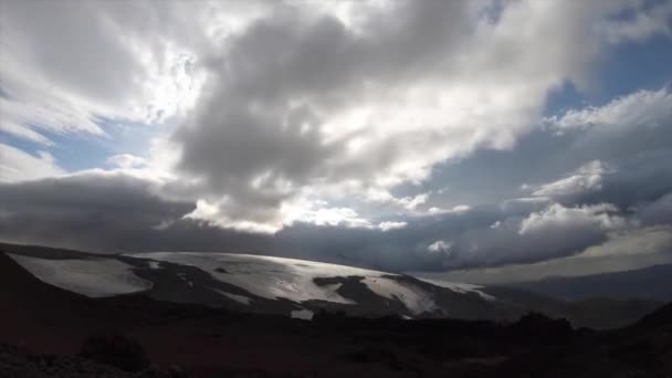 Bela paisagem com glaciar na trilha Fimmvorduhals durante o pôr do sol, Islândia — Vídeo de Stock