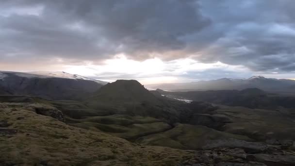 ソルスモーク近くのフィンモルデュアルハイキングコースで劇的なカラフルな夕日の間にキャニオンと山のピーク — ストック動画