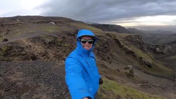 Usmívající se mladý turista poblíž zeleného kaňonu na Islandu. Fimmvorduhals pěší stezka — Stock video